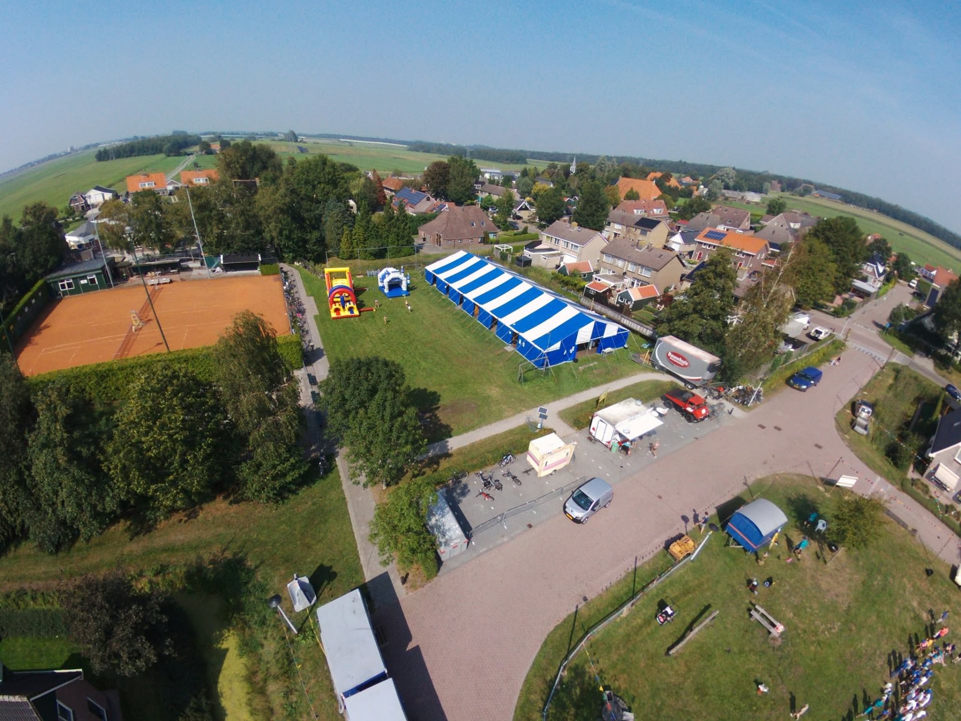 Luchtfoto van het feestterrein van Dorpsfeest Ouwster-Trijegea