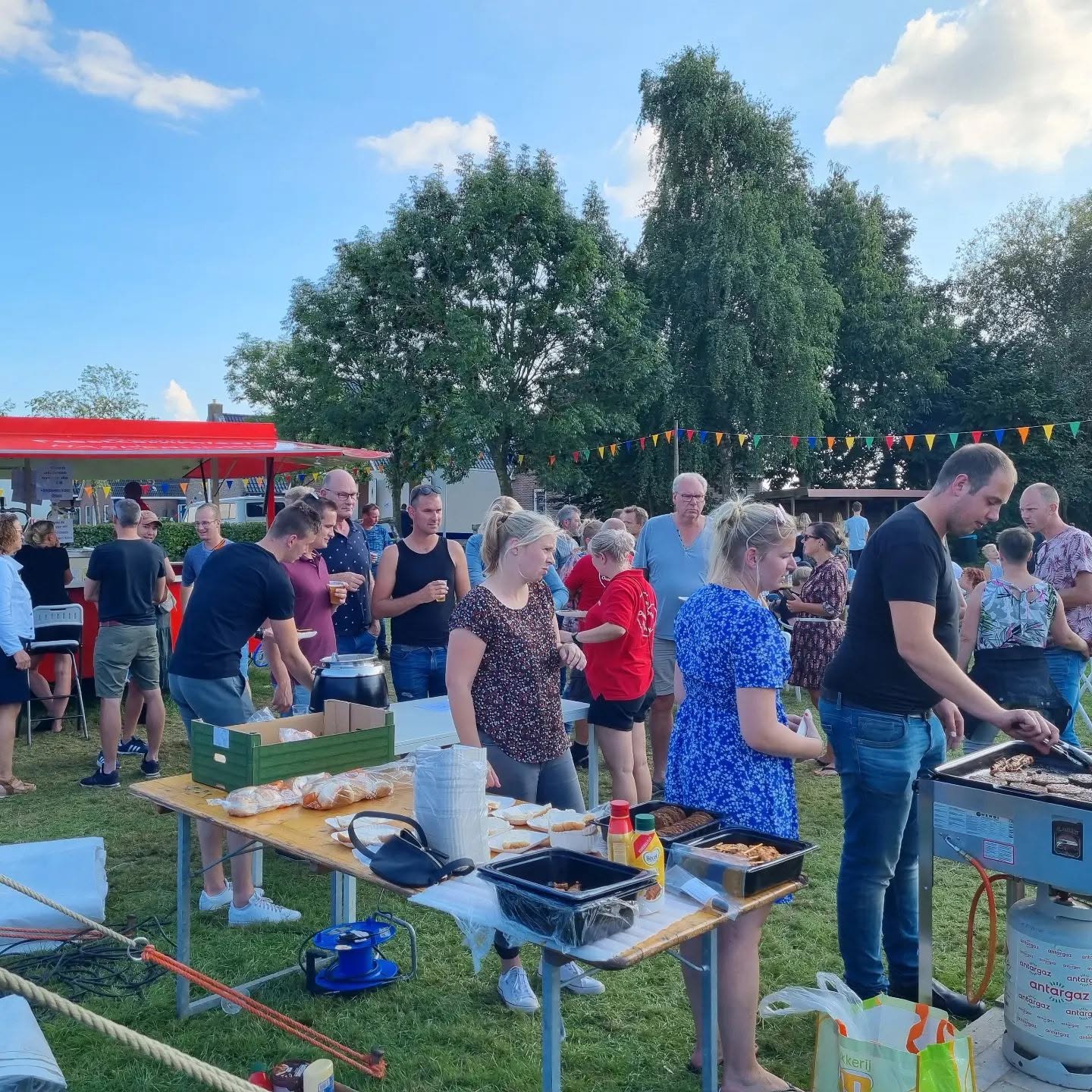 Dorpsfeest BBQ met inwoners van Ouster Trijegea